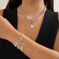 Detailweergave van hiphop zilveren hartslot ketting en armband set op een vrouwelijk model - Ketting En Armband Set (4802) / Zilver