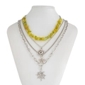 Détail d'un collier bohème multicouche avec perles de gravier vert et pendentifs soleil - Collier de Gravier de l'Étoile du Soleil en Quatre Pièces