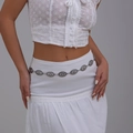 Gros plan détaillé d'une ceinture concho argentée avec motifs de soleil gravés vintage - Argent Ancien (1703)