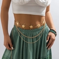 Chaîne de taille dorée avec charms soleil et franges à trois couches portée par modèle - Style Soleil à Franges Triple Couche Doré (1492)