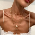 Vue détaillée du collier doré multi-rangs avec pendentifs papillons et strass fins - Or Étoile Papillon Strass Ensemble Multicouche (6000)