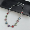 Vue détaillée de gemmes en cœur colorées avec halo de cristaux sur chaîne argent - Argent