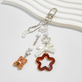 Dettaglio di un portachiavi con orsetto e perle, ciondolo a cuore e fiocco decorativo - Stile Orso Bubble Tea Stella (0275)