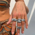 Details von vier klobigen Silberringen mit Lava- und Drehstruktur an den Modellfingern - Silber Stil (6141)