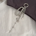 Dettaglio del ciondolo per borsa color argento con pendenti a cuore, stella e conici - Stile Stella Punta (0068)
