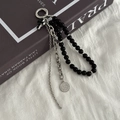 Dettaglio del portachiavi a catena argento con perle nere, moneta e croce pendente - Stile Moneta Vintage Perla Nera (0069)