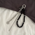 Nahaufnahme der schwarzen Perlenkette und Silbergliederkette mit Vintage-Münzanhänger - Vintage-Figuren-Münzstil (0069)