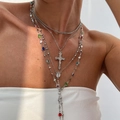Detalle del conjunto de collares plateados con cruz de crucifijo y gemas de colores - Plateado (6116)