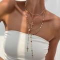 Detalle de collares dorados en capas con cruz de pedrería y cuentas de cristal de colores - Dorado (6116)
