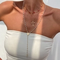 Detalle de collares en capas con colgante de cruz, gema roja y perlas artificiales - Dorado (6125)