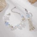 Perlenarmband im Marine-Stil mit Seestern-Anhängern und Kunstperlen auf weißem Sand - Perlenarmband Und Quastenanhänger Kollektion (6186)