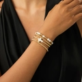 Vierteiliges goldenes Perlenarmband-Set mit Perlen und markantem weißem Kreuzanhänger - Gold Ton Kreuz Perlenverziert Stil (6346)