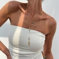 Détail de colliers dorés superposés avec pendentif croix en strass et perles noires sur chaîne - Or+Noir (6105)