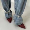 Bracelet de cheville en perles avec pendentif cœur porté avec un jean et talons - Style pendentif cœur de couleur mixte (6227)