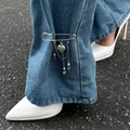 Silberne Herzanhänger-Kette als Hosenaccessoire an Jeans mit weißen Stöckelschuhen - Silberweiß Mit Künstlicher Perle (0912)