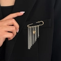 Detail of metallic chain tassel brooch with golden heart on a black suit jacket - Mixed Heart Tassel / Mixed Color (0365)