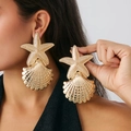 Orecchini pendenti con stella marina e conchiglia dorati per un look da spiaggia - Orecchini a Lobo Stella Marina Dorati (3601)