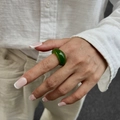 Nahaufnahme eines breiten dunkelgrünen Harzrings mit polierter Cabochon-Oberfläche - Green (0932)