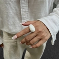 Künstlerischer weißer klobiger Ring aus Kunstharz an der Hand für einen minimalistischen Look - White (0931)