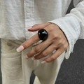 Anello a cupola in resina nera lucida stile minimalista indossato da una modella - Black Ring (0929)