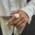 Dettaglio macro di un anello oversize in resina crema dal design geometrico liscio - Anello Bianco Crema (0929)