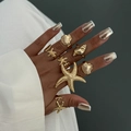 Goldenes Ring-Set im Meeresdesign mit Seesternen und Muscheln an der Hand eines Models - 02 Gold (6483)