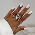 Detailaufnahme von unregelmäßigen Silber- und Goldringen mit Herzanhänger am Modell - Mischfarben Ring Kollektion (6412)