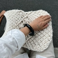 Minimalistische dikke zwarte hars armband met glanzende afwerking om de pols - Zwart