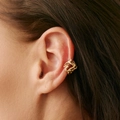 Detailopname van gouden ear cuff met golvende textuur en glanzende metallic afwerking - 05 Goud Bloem Stijl (3712) / Enkel Stuk