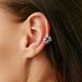Detailopname van onregelmatige holle S925 sterling zilveren oorklem gedragen op de helix - 05 Zilver Bloem Stijl (3712) / Enkel Stuk