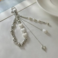 Detail der Perlenkette mit Keramikherz, Kunstperlen und unregelmäßigen Silberperlen - Silber Stil