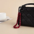 Catena per borsa con perle acriliche rosse marmorizzate e moschettone in argento - Argento + Rosso Vino
