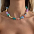 Dettaglio della collana di perle di resina irregolari colorate con tocchi dorati - Oro (7764)