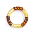 Detalle de pulsera de bambú con tubos de metal dorado y eslabones de resina café - Dorado + Leopardo