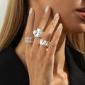 Dettaglio di set di anelli in argento metallo liquido con pieghe e perle - Combo Anello Geometrico Perla Corda (6879)