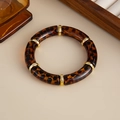 Detail eines Harzarmbands mit Leopardenmuster und goldenen Metallperlen in Anzeige - Bambus-Segment Armreif (3005) / Leopardenprint