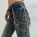 Dettaglio di catena hip hop multistrato argento con croci gotiche sui jeans - Stile Croce Vuota Argento Sovrapposto (1954)