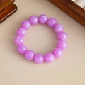 Detailansicht der lavendelfarbenen Acrylperlen mit glatter, polierter Oberfläche - Armband-Lila