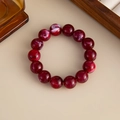 Detailaufnahme rot-weiß marmorierter Acrylperlen dieser handgefertigten Halskette - Armband Weinrot