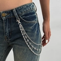 Dettaglio della catena da vita punk a tre strati con ciondoli a stella su jeans denim - Argento (1960)