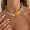 Dettaglio della collana bohémien con perline di resina colorate e accenti dorati su modella - Oro (7763)