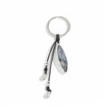Llavero de metal plateado con cristal facetado gris azulado y colgantes en forma de gota - Estilo Marquesa (0084)