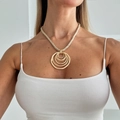 Detail einer goldenen Halskette mit konzentrischen Kreisen und grober Seilkette für Damen - Mehrschichtige Konzentrische Kreise Stil (7229K5) / Mattgold