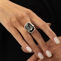Anello irregolare in argento con grande pietra acrilica nera sfaccettata sulla mano - Stile Vintage Rettangolare Grande (0966)