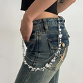 Detail van punk tailleketting met witte parels, roze kralen en sterbedels op jeans - Strik Hart Parel Stijl (1988)