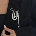 Detalle de broche de imperdible plateado con borlas de perlas en capas sobre un traje - Gota de Perla Barroca (0368) / Plateado