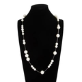 Elegante lange imitatieparelketting met zilveren ketting op een zwarte fluwelen display - Zilverwit (7529)