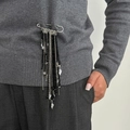 Détail de la broche à pompons avec ailes argentées et perles sur pull gris - Gland Noir (0357)