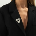 Spilla a cuore in argento con trama a lava e increspature su un bavero nero - Argento Cuore Texture Lava (0325)