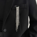 Broche à pompon argentée avec perles et chaînes fixée sur un blazer noir élégant - Gland Gris Argent (0362)